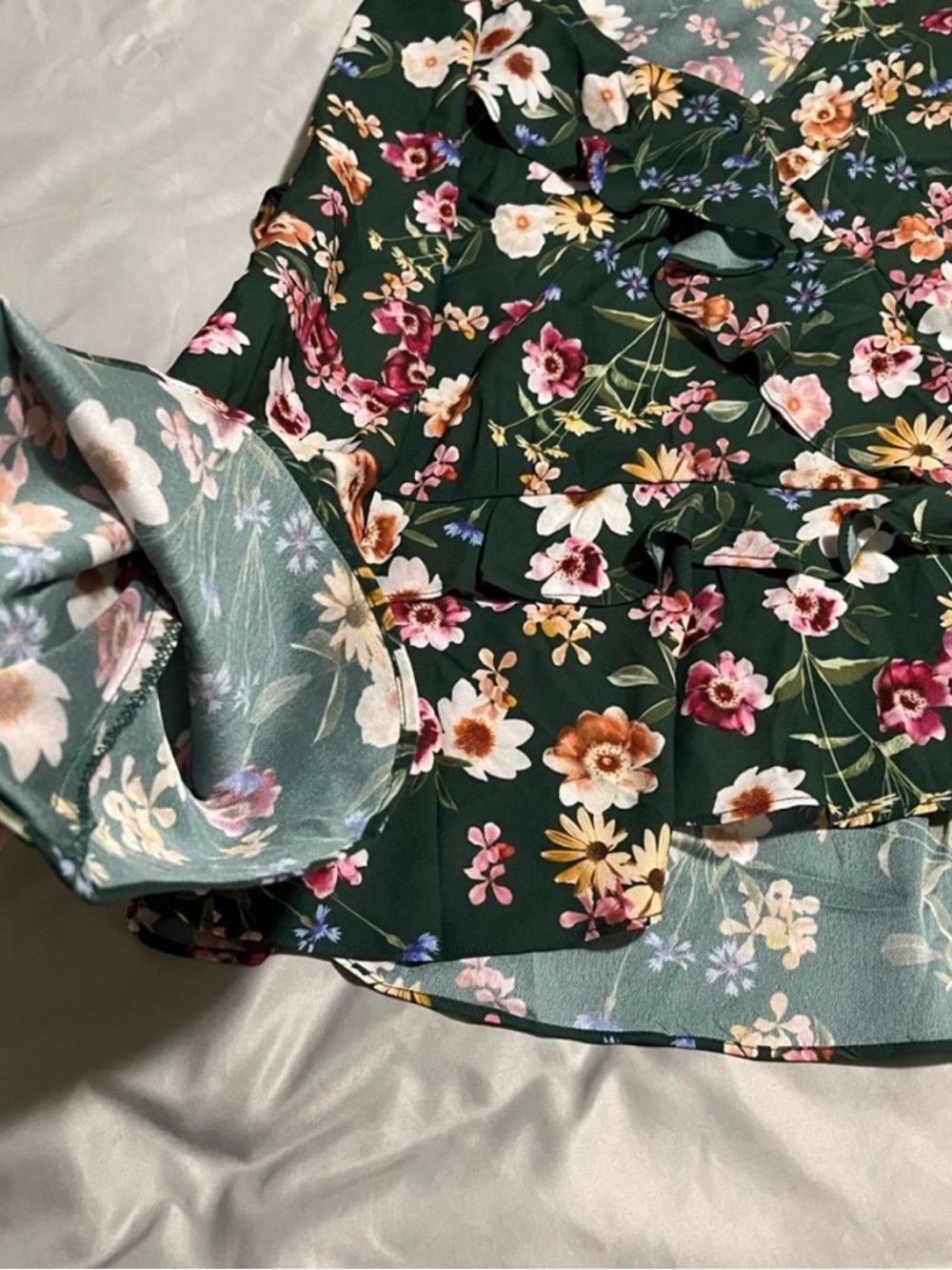 Parker Floral Silk Feel Blouse NWOT Green Ruffle V-Neck Bell Sleeve Peplum Small - Picture 6 of 8